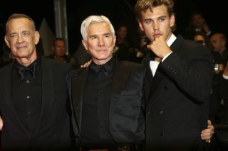 De gauche à droite: Tom Hanks, Baz Luhrmann et Austin Butler posent pour les photographes lors de la Première du film "Elvis" au Festival de Cannes.