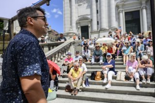 L'écrivain valaisan Rolf Hermann lit des extraits de ses oeuvres au public réuni sur les escaliers de la cathédrale St-Ours à Soleure.