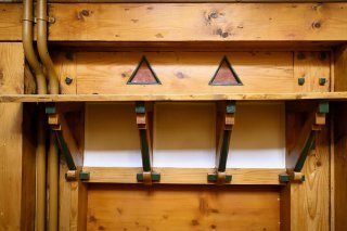 Les boiseries, en sapin, sont ornées de formes triangulaires, représentant le conifère.