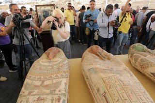 Parmi les 150 statues découvertes figure une de l'architecte, également vizir et médecin. Inventeur de la construction en pierre de taille, Imhotep -qui a été déifié- a "révolutionné l'architecture" dans le monde antique,