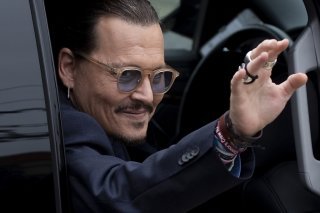 Johnny Depp s'est envolé pour le Royaume-Uni après la fin des débats vendredi pour participer, dimanche et lundi, à deux concerts de Jeff Beck à Sheffield et Londres.