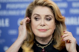 L'actrice française Catherine Deneuve se voit décerner un Lion d'or d'honneur pour l'ensemble de sa carrière par la Mostra de Venise.