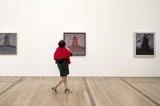 "Mondrian Evolution" à la Fondation Beyeler présente 89 oeuvres de Piet Mondrian. C'est la plus vaste exposition consacrée à l'artiste néerlandais depuis 50 ans en Suisse.