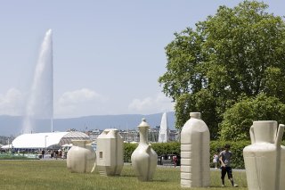 L'oeuvre de l'artiste Alia Farid, "In Lieu of What Is", a été installée à la plage des Eaux-Vives dans le cadre de la Biennale d'art contemporain de Genève Sculpture Garden.
