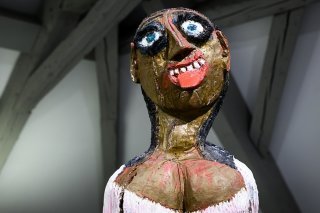 L'exposition se penche sur les trajectoires de vie de plusieurs artistes d'art brut.