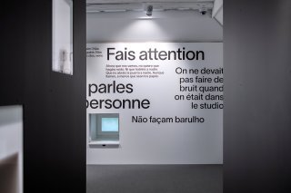 L'exposition relate la vie de milliers d'enfants, qui vivaient en Suisse en clandestinité.
