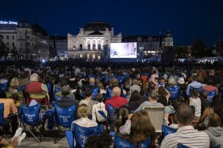 Des milliers de personnes ont assisté à la retransmission en direct du ballet "La Belle au bois dormant" de Christian Spucks Ballett "Dornröschen" sur la Sechseläutenplatz.
