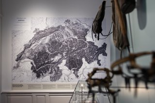 Chacune des salles traite d'une thématique importante pour comprendre la Suisse d'hier et d'aujourd'hui, à savoir l'identité, le territoire et la montagne, la famille et le rôle de la femme, la consommation et l'industrie alimentaire, le travail o...