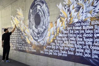 A Chermignon, l'artiste lausannois CRBZ a travaillé avec les enfants sur la calligraphie, à l'origine de son style qualifié de calligraffiti sur la scène de l'art urbain.