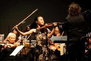 Seohyun Kim, 14 ans, remporte le concours international de violon Tibor Varga