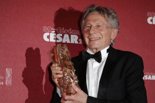 Roman Polanski, qui reçoit ici un césar en 2014, suscite toujours la controverse en raison de son passé judiciaire.