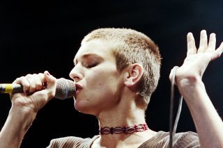 Sinead O'Connor, ici au Festival du Gurten à Berne en 1998, est décédée mercredi à l'âge de 56 ans.