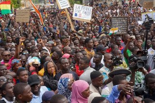 Manifestants anti-Français et pro-putschistes à Niamey.