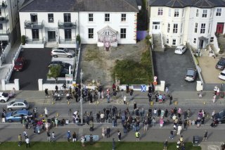 Ses admirateurs ont pu rendre un dernier hommage à l'artiste lors d'une procession dans son village.