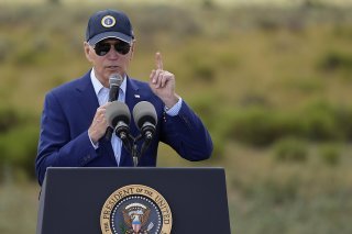 Joe Biden, qui briguera un second mandat lors de la présidentielle de 2024, utilise notamment ce déplacement pour bien se distinguer de l'opposition républicaine.