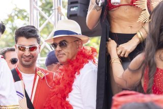 Le président Alain Berset s'est mêlé samedi à Zurich aux fans de techno pendant la Street Parade.