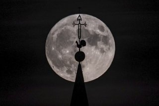 L'expression de "Lune bleue" est tirée de l'anglais "once in a blue moon" qui désigne une situation qui n'intervient que très rarement.