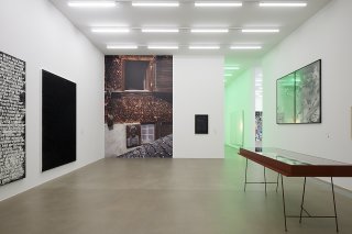 Le Kunsthaus à Aarau présente une exposition intitulée "Stranger in the Village - Le racisme au miroir de James Baldwin" qui aborde le thème de l'appartenance et de l'exclusion raciale.