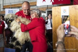 Christophe Darbellay a offert un mouton nez-noir à la conseillère fédérale franc-Montagnarde Elisabeth Baume-Schneider