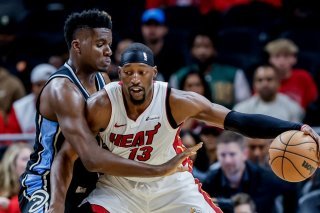 Capela et les Hawks ne sont pas parvenus à freiner Adebayo (à droite) KEYSTONE/EPA/ERIK S. LESSER