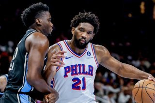 Clint Capela (à gauche) n'a pas démérité face à Joel Embiid. KEYSTONE/EPA/ERIK S. LESSER
