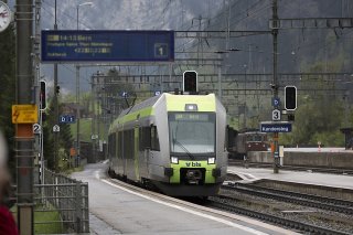 La ligne entre Frutigen BE et Viège VS est interrompue depuis lundi matin en raison d'une panne de poste d'aiguillage. (Photo d'archives) KEYSTONE/GAETAN BALLY