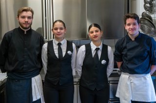 Les quatre apprentis du restaurant "Le Soleil de Dugny" à Leytron (Loïc Esseïva, CFC cuisine 2e année, Léna Porchet, CFC spécialiste en restauration 3e année, Elisa Buttet, CFC spécialiste en restauration 2e année et Nathan Maître, CFC cuisine 3e année)