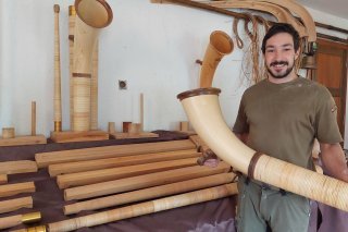 Olivier Morisod, dans sa pièce d'exposition et magasin, à Lavey-Village