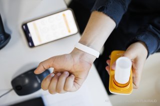 Le bracelet en silicone permet de mesurer l'exposition aérienne aux pesticides et le spiromètre indique la capacité pulmonaire des enfants.