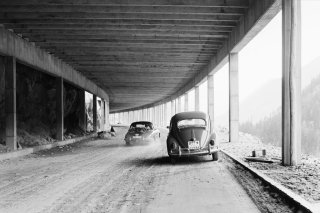 Construction workers celebrate the main breakthrough on April 5, 1962, in the Great St Bernard tunnel. Great St Bernard lies on the north-south axis and connects the city of Martigny in the canton of Valais, Switzerland, with the northern Italian city of Aosta in the eponymous valley. The tunnel measures 5,8 kilometers in length. The works for the first transalpine road tunnel commenced in 1958 and were concluded in March 1964. (KEYSTONE/PHOTOPRESS-ARCHIV/Str) Bauarbeiter feiern am 5. April 1962 den Durchbruch des grossen St. Bernhard-Tunnels. Der grosse Sankt Bernhard verlaeuft in Nord-Sued-Richtung und verbindet die Stadt Martigny im Kanton Wallis mit der oberitalienischen Stadt Aosta im gleichnamigen Tal. Insgesamt hat er eine Laenge von 5,8 km. Die Arbeiten am ersten transalpinen Strassentunnel wurden im Jahr 1958 in Angriff genommen und im Maerz 1964 beendet. (KEYSTONE/PHOTOPRESS-ARCHIV/Str)