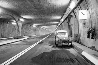 Construction workers celebrate the main breakthrough on April 5, 1962, in the Great St Bernard tunnel. Great St Bernard lies on the north-south axis and connects the city of Martigny in the canton of Valais, Switzerland, with the northern Italian city of Aosta in the eponymous valley. The tunnel measures 5,8 kilometers in length. The works for the first transalpine road tunnel commenced in 1958 and were concluded in March 1964. (KEYSTONE/PHOTOPRESS-ARCHIV/Str) Bauarbeiter feiern am 5. April 1962 den Durchbruch des grossen St. Bernhard-Tunnels. Der grosse Sankt Bernhard verlaeuft in Nord-Sued-Richtung und verbindet die Stadt Martigny im Kanton Wallis mit der oberitalienischen Stadt Aosta im gleichnamigen Tal. Insgesamt hat er eine Laenge von 5,8 km. Die Arbeiten am ersten transalpinen Strassentunnel wurden im Jahr 1958 in Angriff genommen und im Maerz 1964 beendet. (KEYSTONE/PHOTOPRESS-ARCHIV/Str)