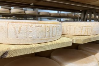 Les premières meules de fromage à raclette du Valais AOP frappées au talon de l'appellation "Vétroz"