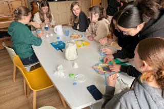 Les élèves du cours de babysitting de la Croix-Rouge, en pleine préparation d'un goûter pour enfant.