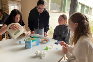 Cours de babysitting de la Croix-Rouge : exercice pratique avec la préparation d'un biberon et d'un goûter.